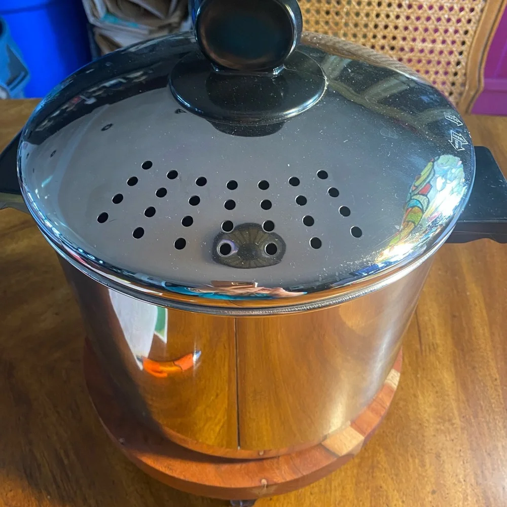 Farberware 8 Qt Stainless Stock Pot with Strainer Lid like New